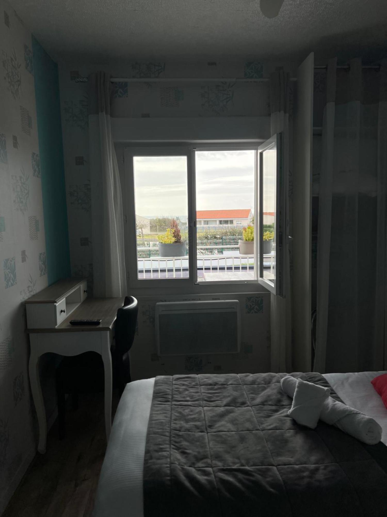 Au Petit Bonheur Hotel Ла Транш-сюр-Мер Екстериор снимка