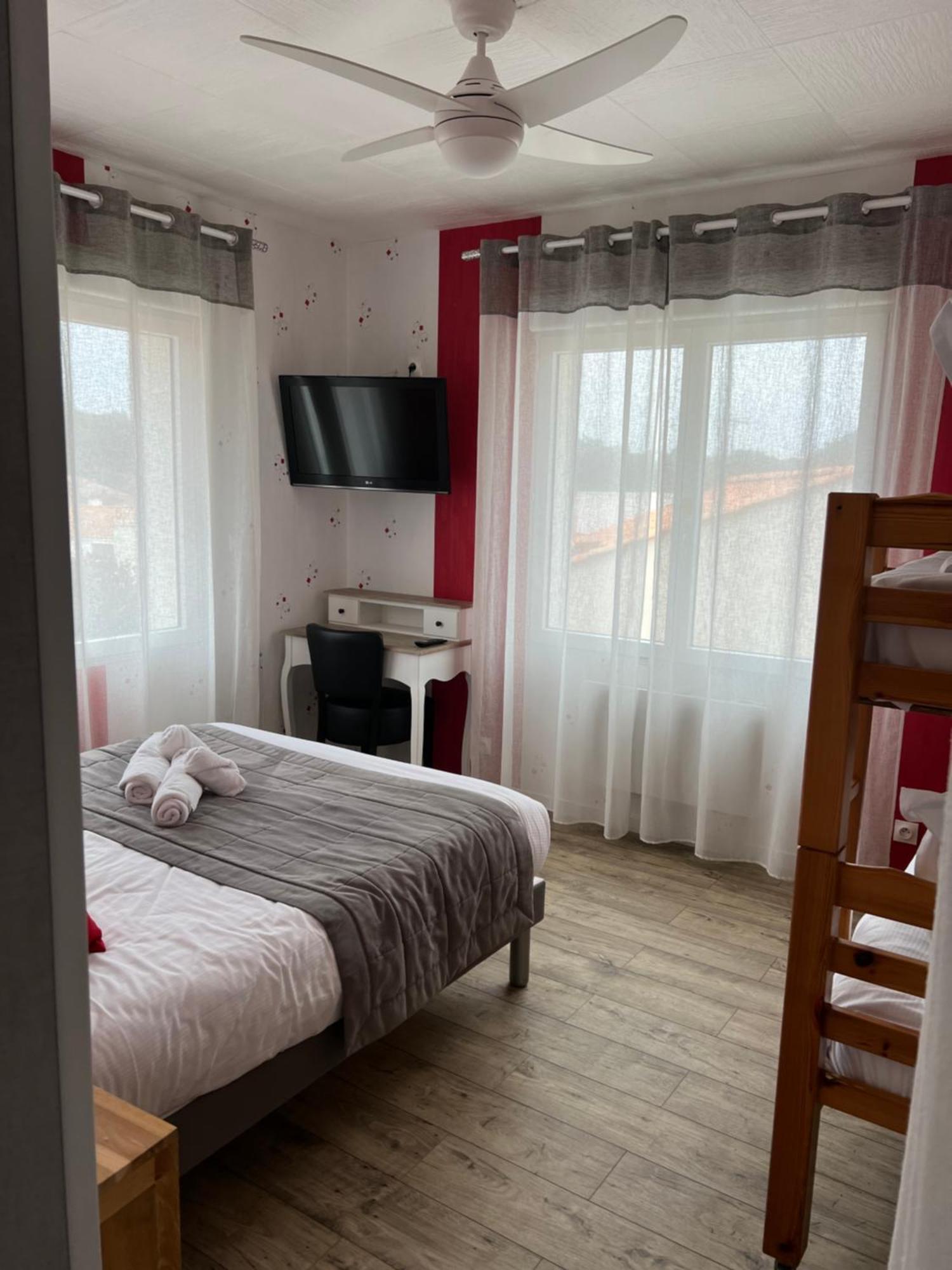 Au Petit Bonheur Hotel Ла Транш-сюр-Мер Екстериор снимка