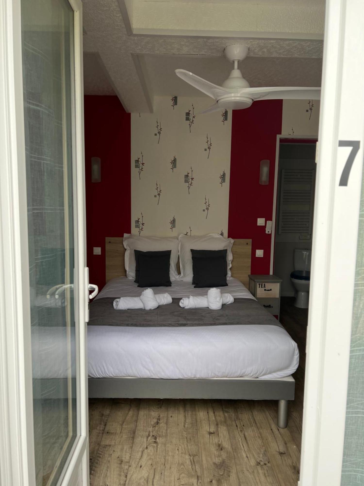 Au Petit Bonheur Hotel Ла Транш-сюр-Мер Екстериор снимка